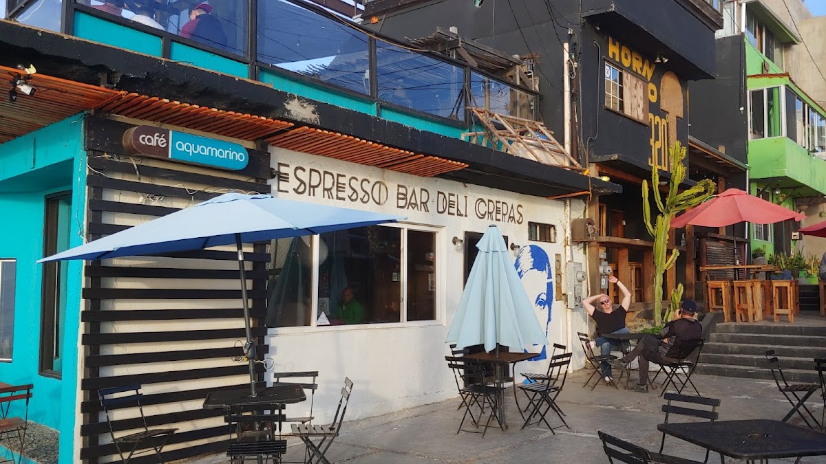 Fachada de Café Aquamarino con letrero de espresso bar, deli y crepas