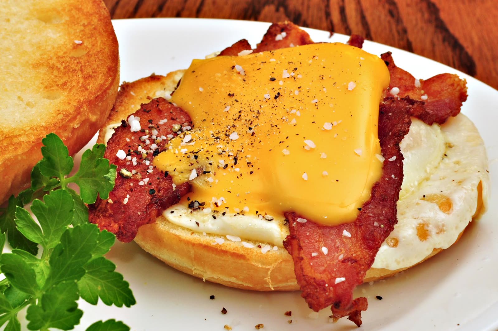Huevo, tocino y queso sobre pan tostado