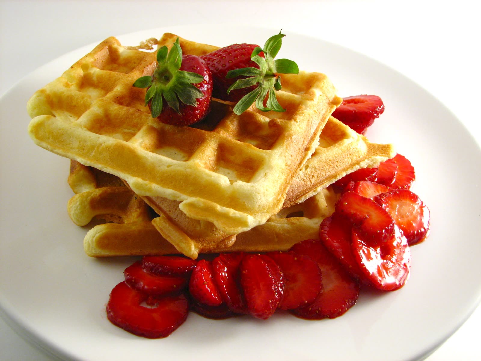 Waffles dorados con fresas