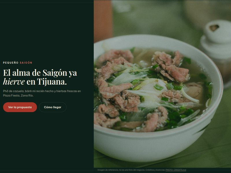 Página de restaurante vietnamita: pho humeante en primer plano y menú