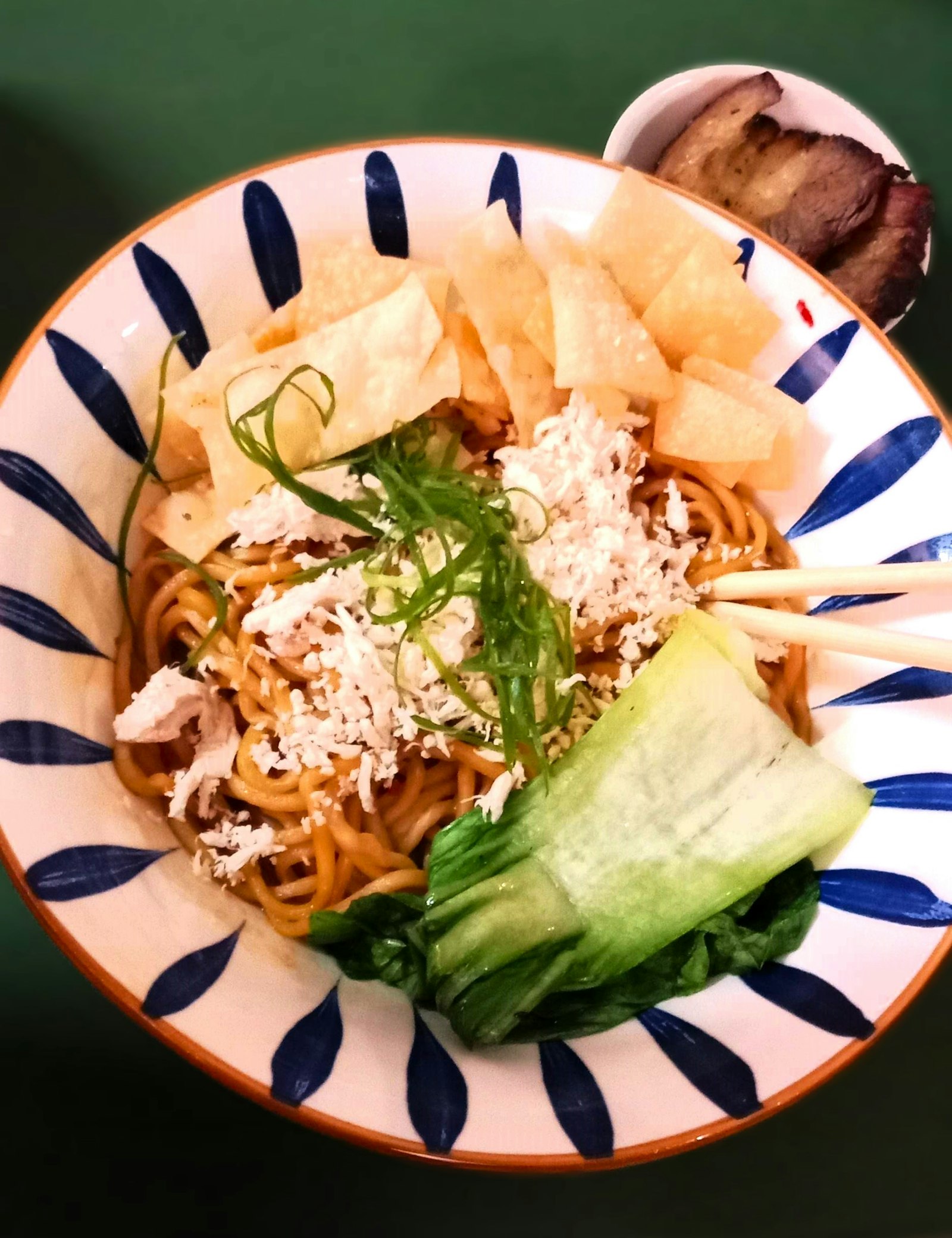 Imagen de referencia de un bowl de fideos con palillos; no es una foto de kulishi sushi