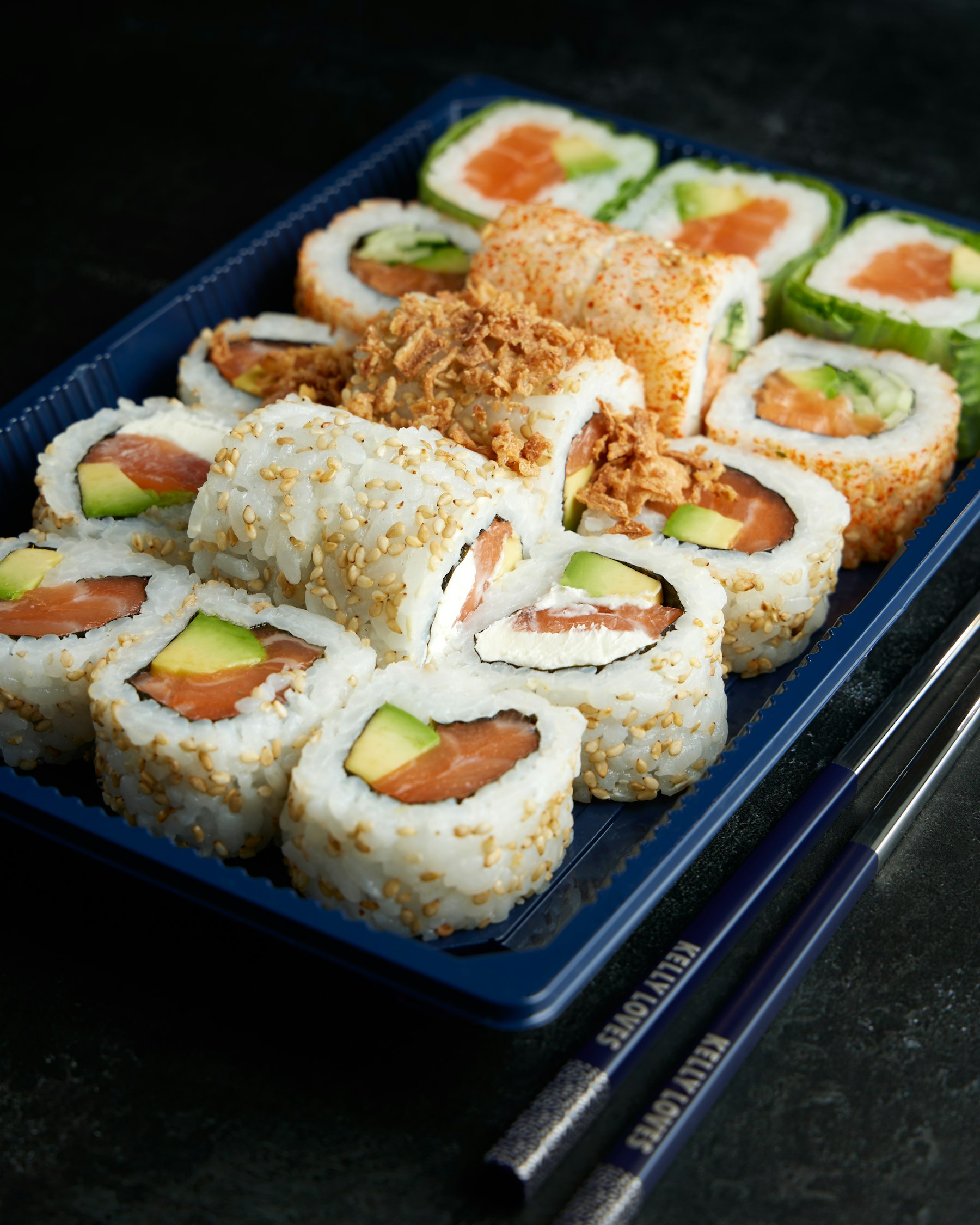 Imagen de referencia de rolls de salmón y aguacate; no es una foto de kulishi sushi