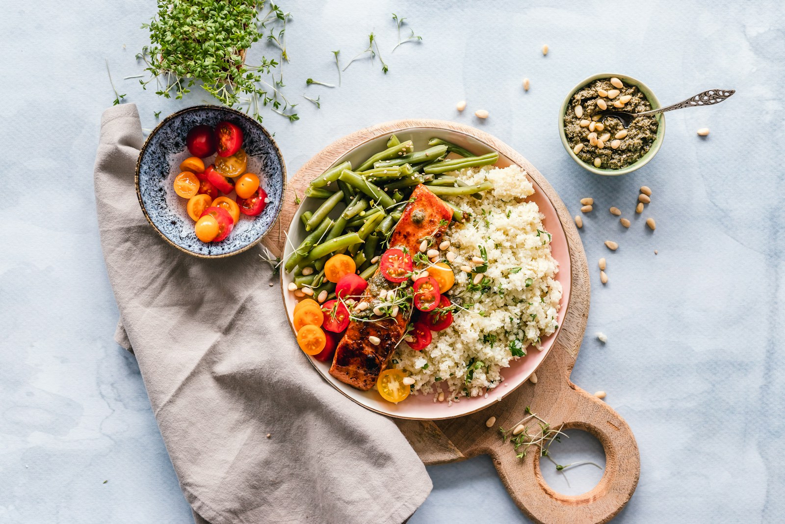 Imagen conceptual de un plato con verduras, granos y hierbas; no es una fotografía de Ophelia.