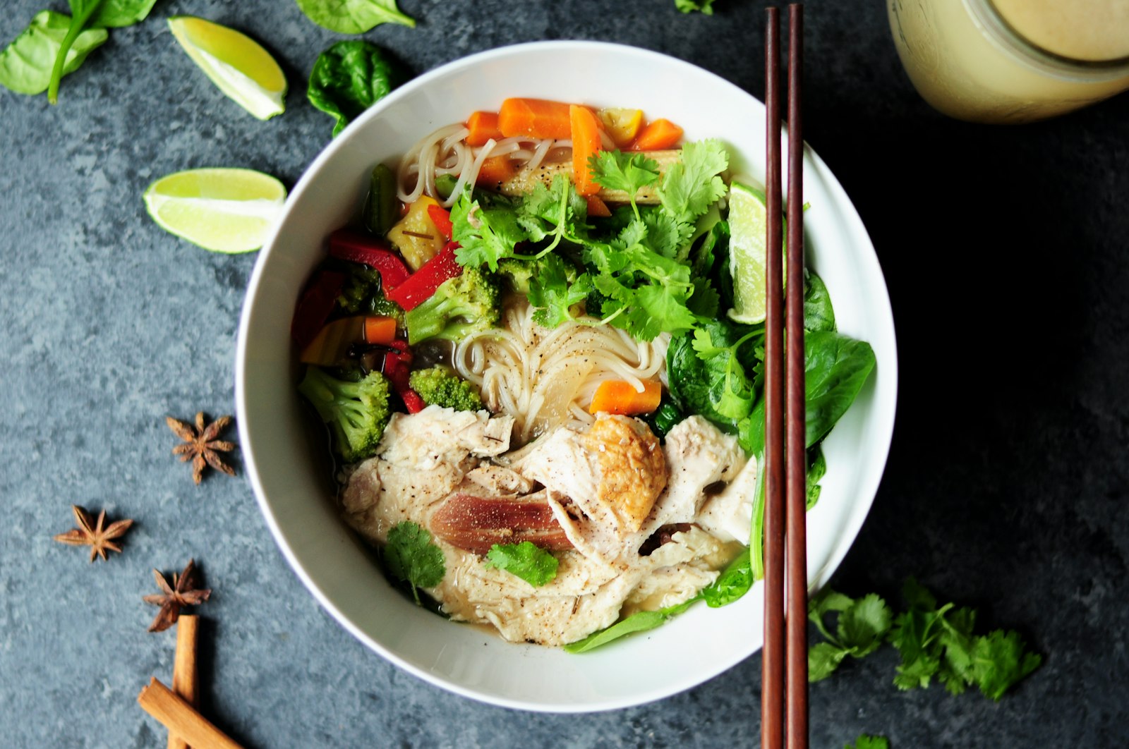 Imagen de referencia de un bowl de caldo con especias; no es una foto de Pequeño Saigón