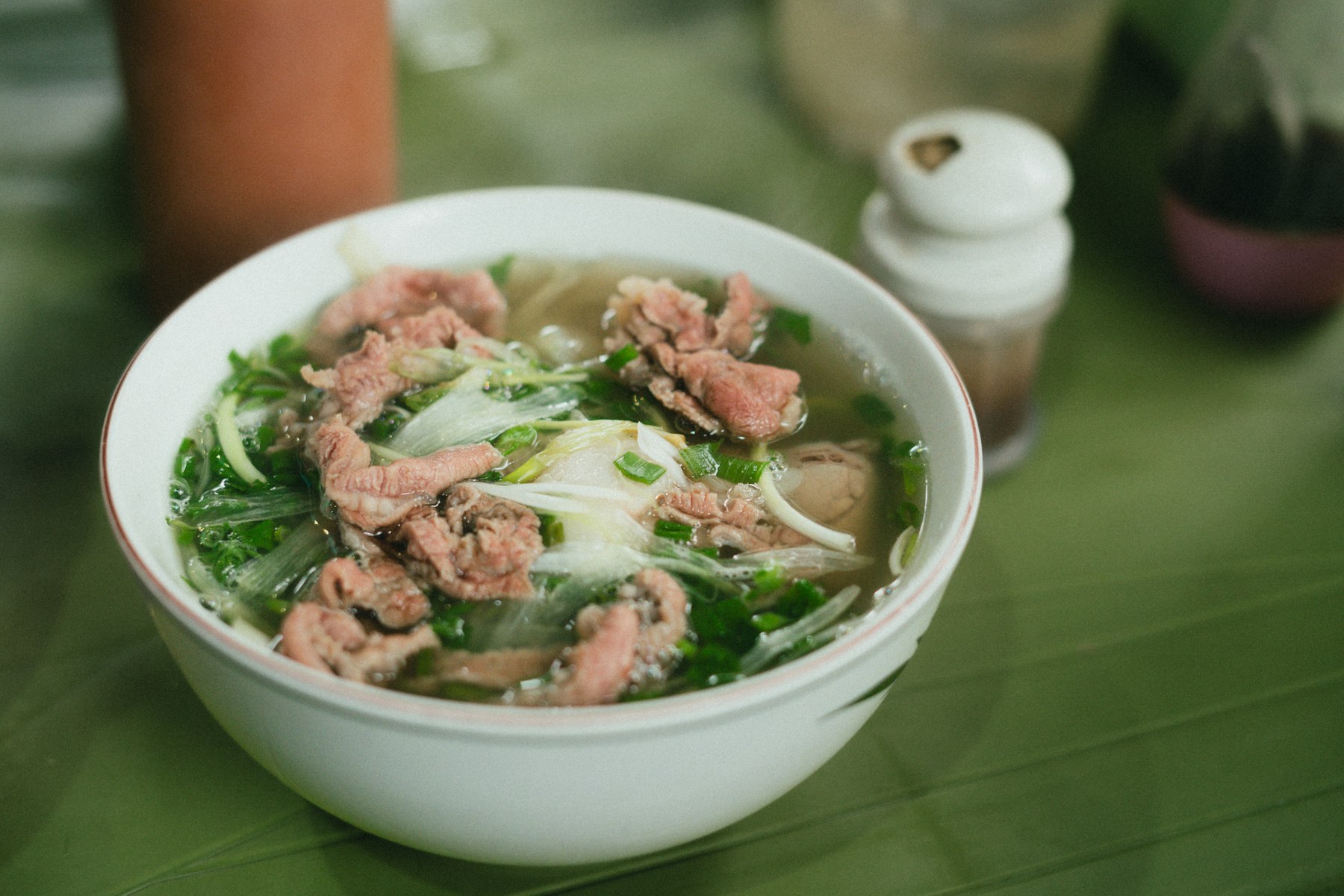 Imagen de referencia de un bowl de pho vietnamita; no es una foto de Pequeño Saigón