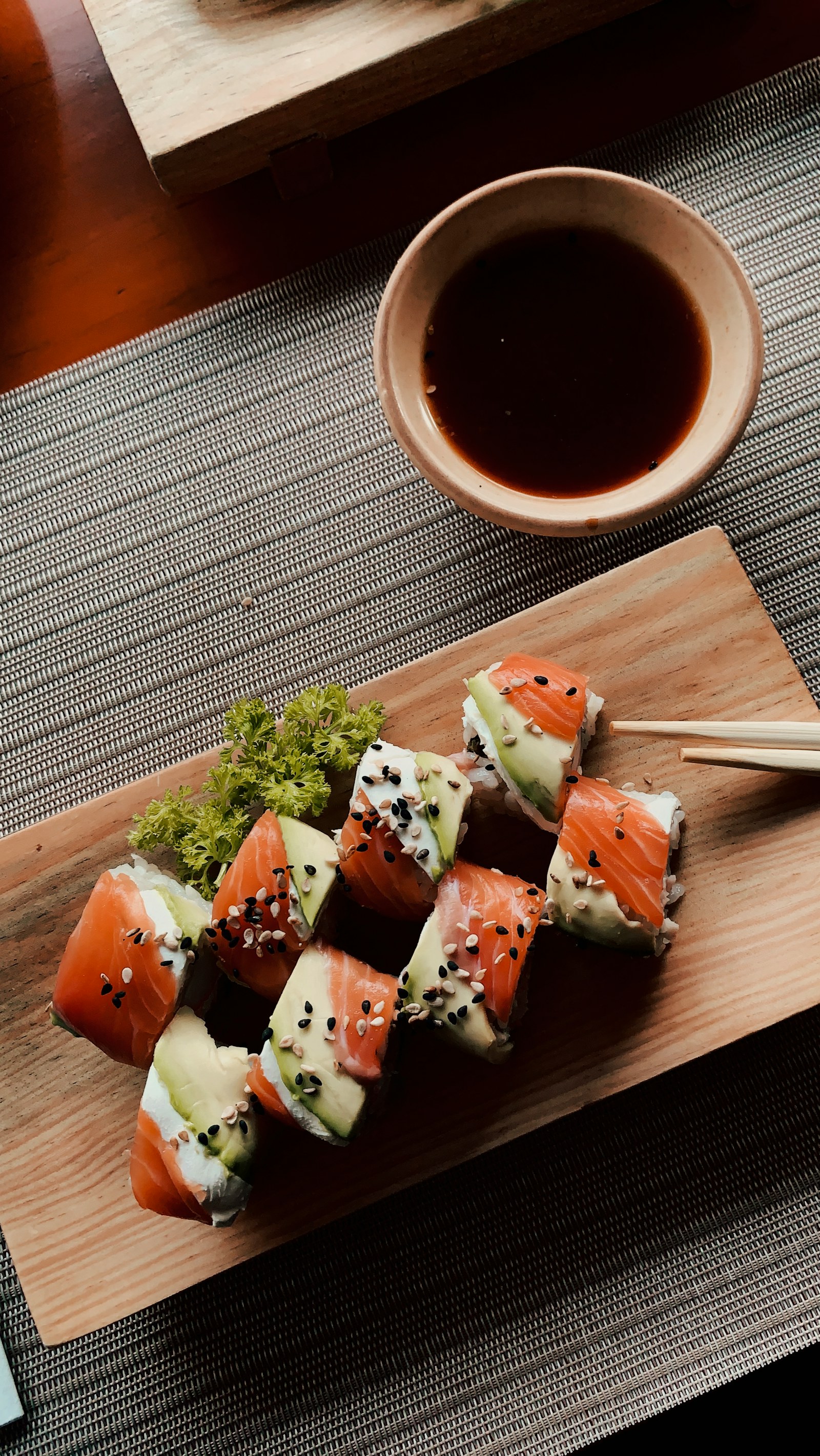Rolls sobre tabla de madera; imagen de referencia, no es una foto de kulishi sushi