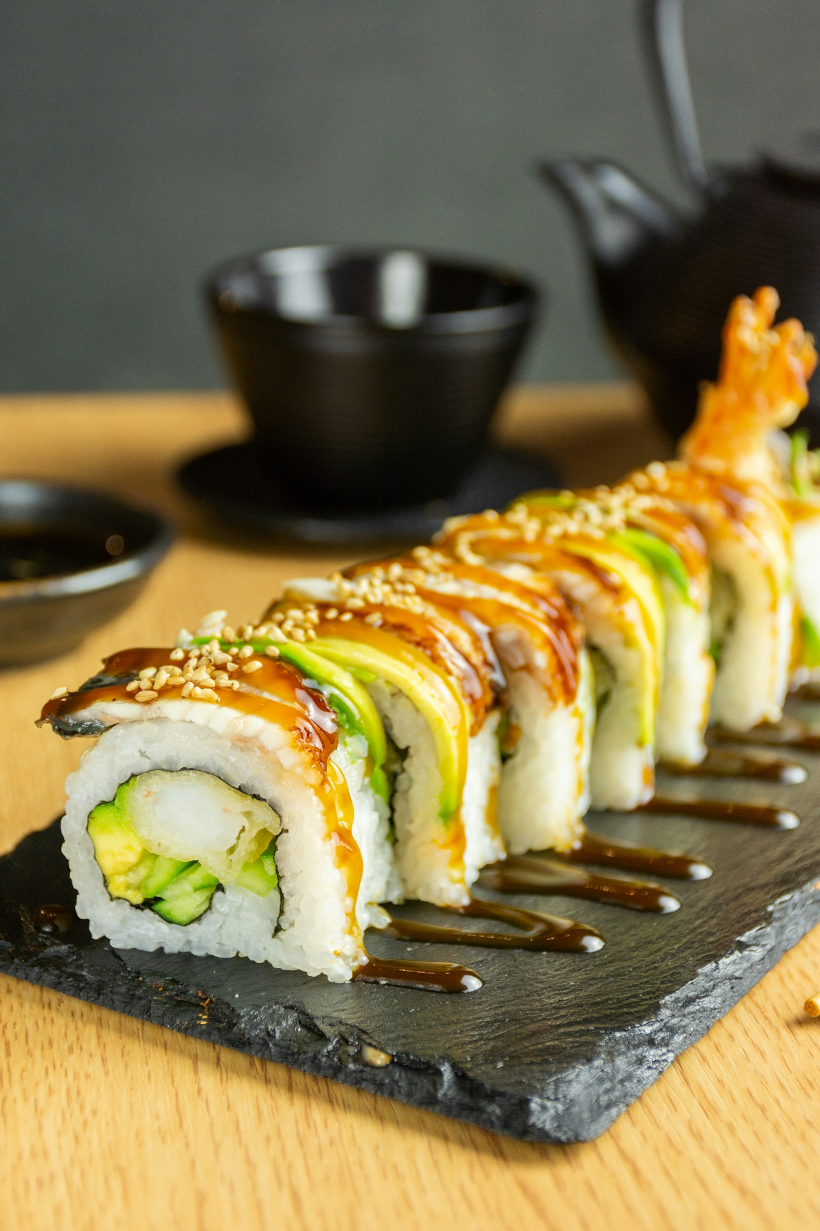 Rolls servidos en charola de madera; imagen de referencia, no es una foto de kulishi sushi
